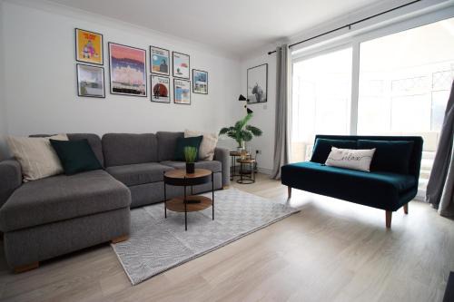 Stylish 3BR Bath Home, Sleeps 6, Driveway Parking, Families and Contractors