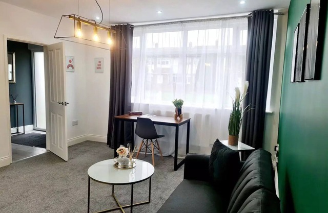 Stylish 3BR | Free Parking | Near Windsor & M4