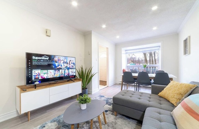 Stylish 3BR Home- 3 mins to Universities-King Bed