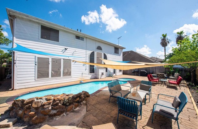Stylish 7-BR w Pool & Spa 20 Mins Downtown