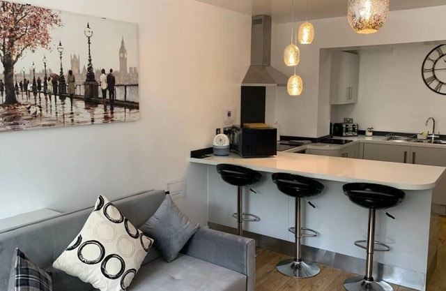 Stylish and Immaculate 2-Bed Apartment in Leigh