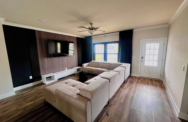 Stylish and Spacious Private Room in Modern Townhouse