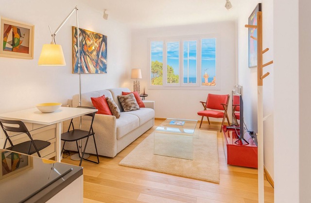 Stylish apartment with sea view, near Monaco and Rolex Masters. Ideal for 2, with AC, queen bed, and paid parking.
