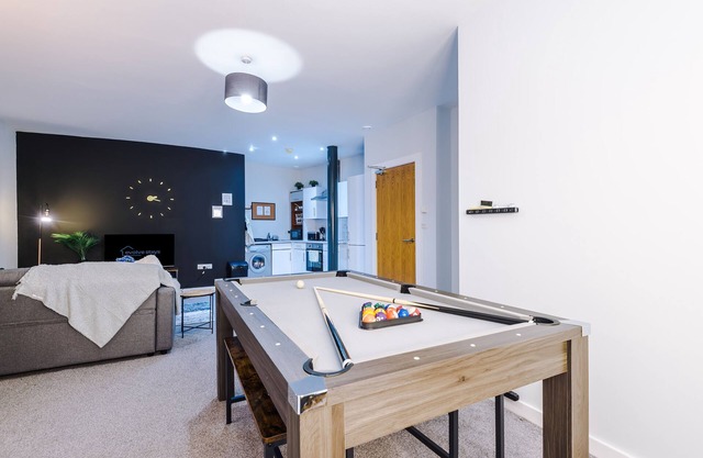 Stylish Apt, Pool Table, Sleep 6, Central Location