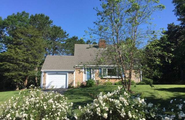 Stylish Cape in North Chatham ~ Walk to Private Neighborhood Beach