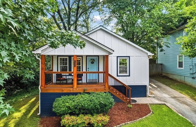 Stylish & Comfy Retreat: 5-star Central Location - Backyard - BBQ - Free Parking