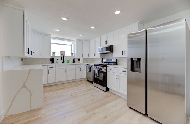Stylish & Cozy | Mins to Beach | Theater | Hot Tub