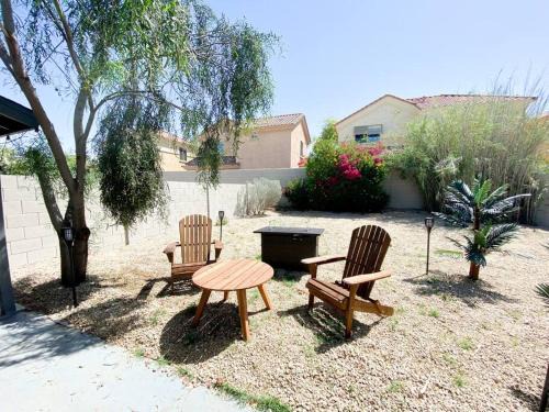 Stylish Cozy Townhouse with King Bed & Parking Near Arizona State University, Mill Avenue & Tempe Downtown