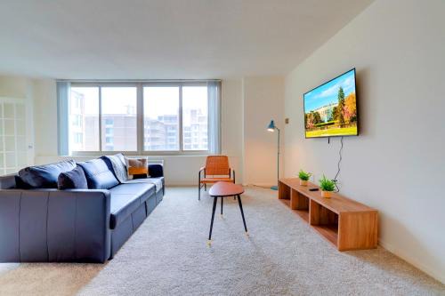 Stylish Crystal City Flat - Pool & Fitness