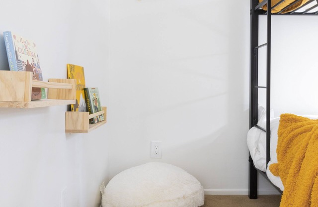 Stylish Family+Pet Friendly Cabin by Village + Lake