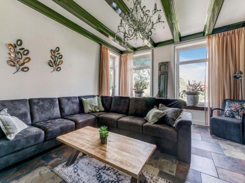Stylish Farmhouse with Spa Tub, cleaning included