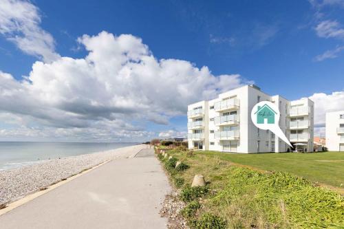 Stylish Ground Floor Apartment with Sea Views