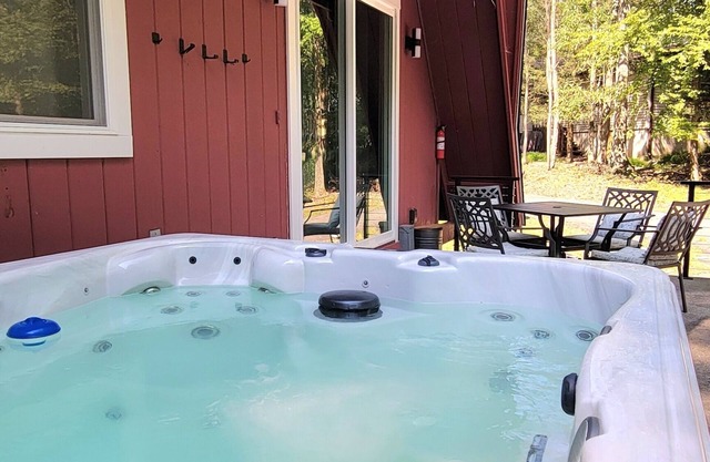 Stylish Magazine-Worthy A-frame w/Hot tub, Firepit, Game Rm in East Stroudsburg