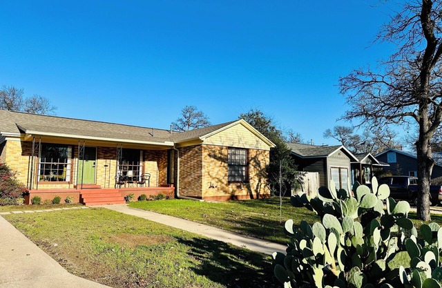 Stylish midcentury 2/1 house in Central Austin – close to everything!