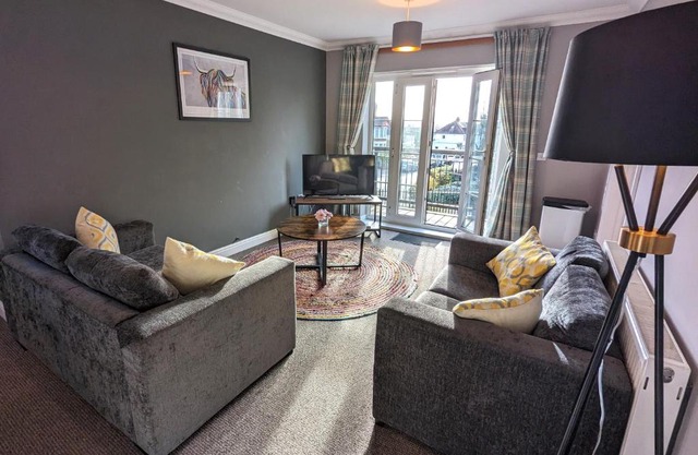 Stylish Modern Apartment, FREE SECURE Parking