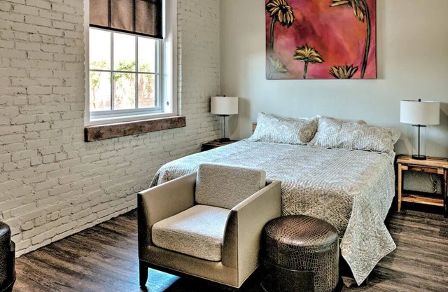 Stylish & Modern Downtown Hickory Guest Retreat!