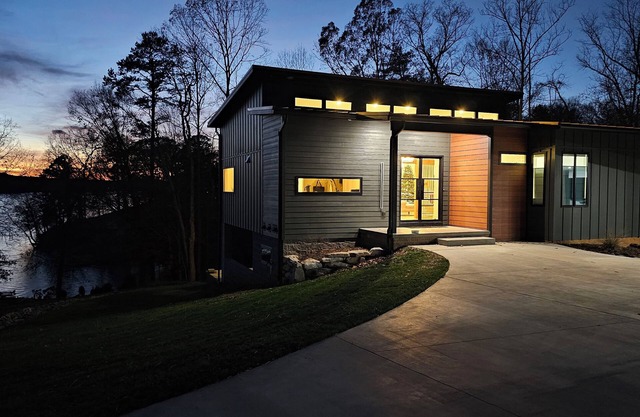 Stylish & Modern Lakefront House, Dog Friendly