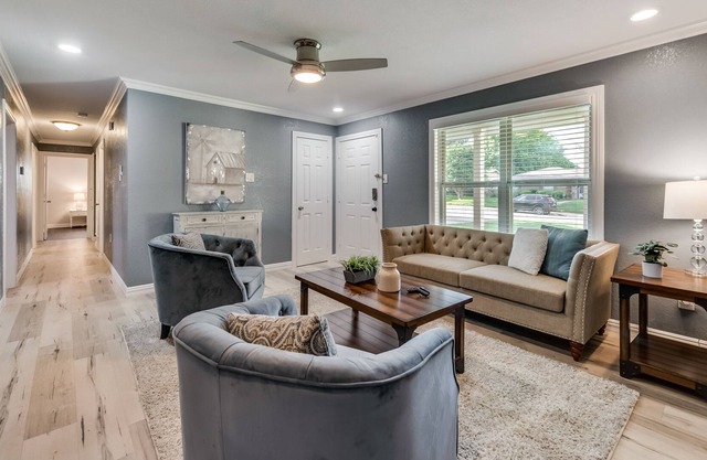 Stylish Newly Remodeled Home- 10 Min. to Downtown