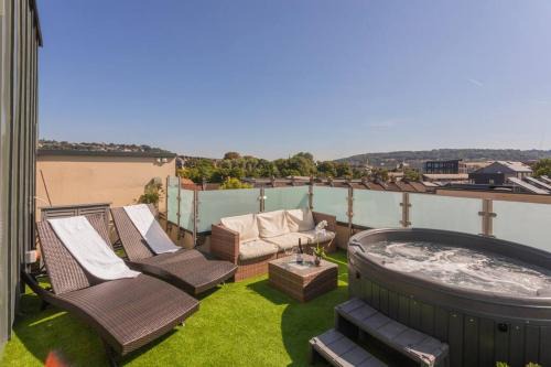 Stylish Penthouse Apartment With Hot Tub