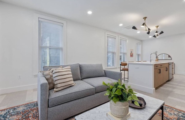 Stylish Pet-Friendly Escape Near Convention Center – Prime Downtown Spot