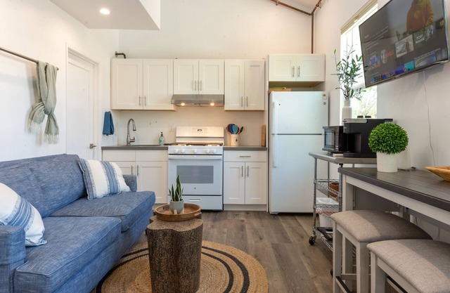 Stylish Private Gorgeous 2 Story Guesthouse + Parking