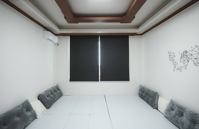 Stylish Rooftop Lounge & Cozy Game Room – Perfect for Gatherings in the City