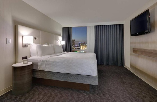 Stylish Room Elegant Décor in the Heart of Dallas! Outdoor Pool!