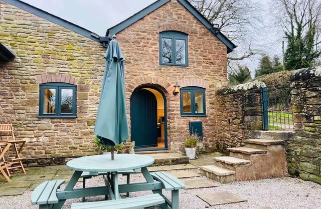 Stylish & Rural - 3 Bedroom Country Cottage