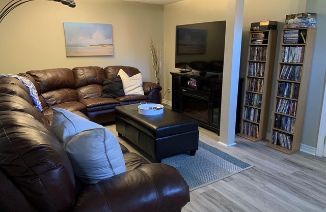 Stylish Sauble Beach Cottage– 3-Bedroom Family Getaway, 10 Min Walk to the Beach