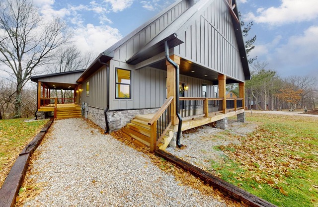 Stylish & spacious home - entertainer's deck with fireplace, TV, alfresco dining