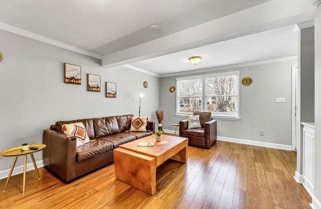 Stylish, spacious Uptown Condo! Perfect for large families and groups! Private patio! Minutes from downtown and airport!
