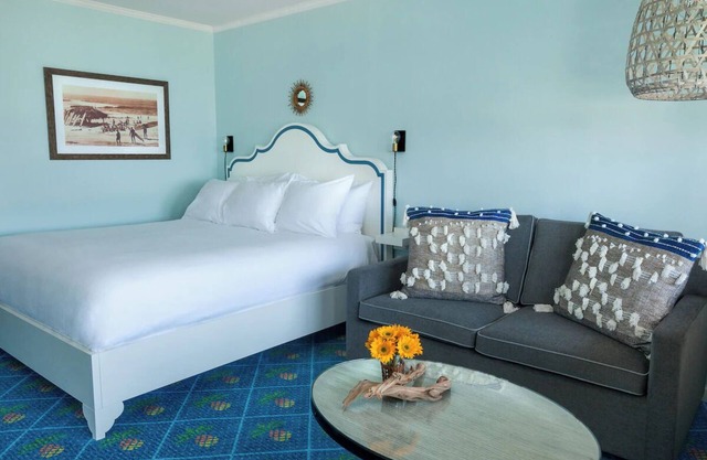Stylish Stay by the Sea – Pool, Beach Service & More!