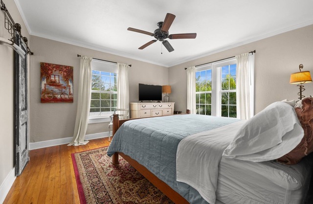 Stylish Studio "SUNRISE" Retreat with WiFi, AC.Prime St. Petersburg Location.