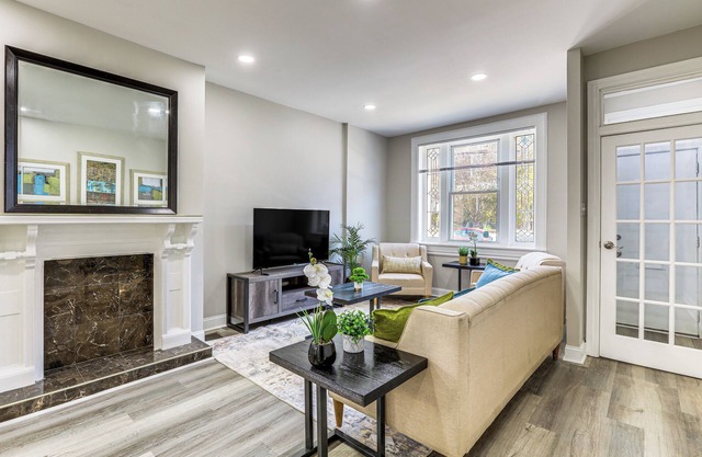 Stylish, Walkable Rowhouse Near Art Museums & Zoo!