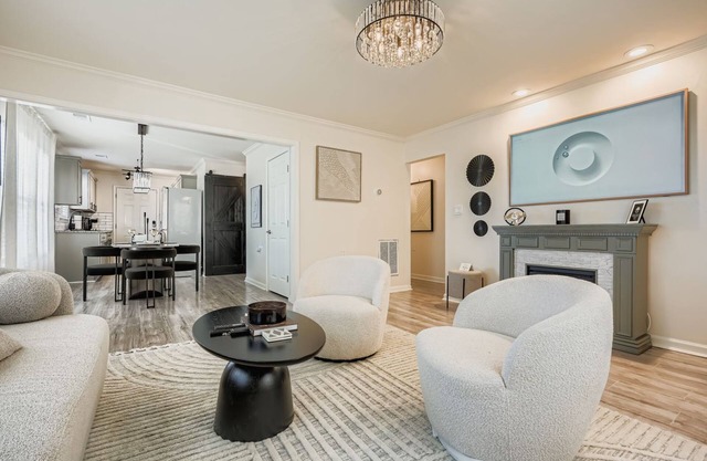Stylishly remodeled and newly furnished 3BR in Downtown ATL - Office, Yard, Deck