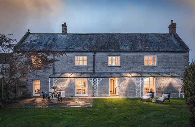 Stylishly renovated farmhouse with hot tub in rural Somerset