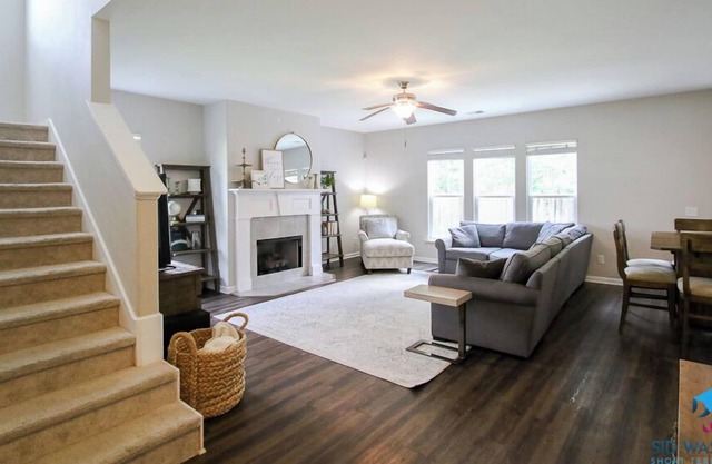 Suburban Escape in Richmond Hill, Fenced Yard+Pets