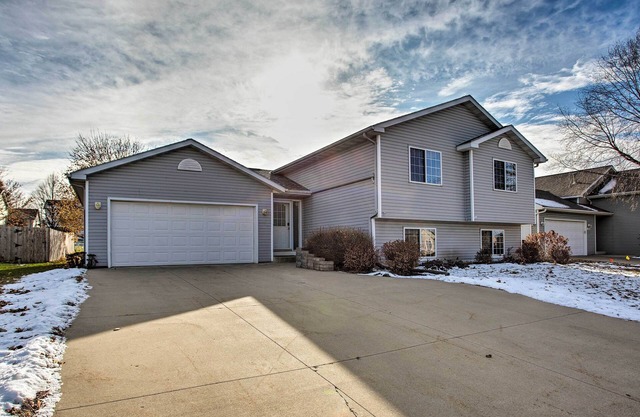 Suburban Gem w/Deck: 5 Mi from Dtwn Rochester!