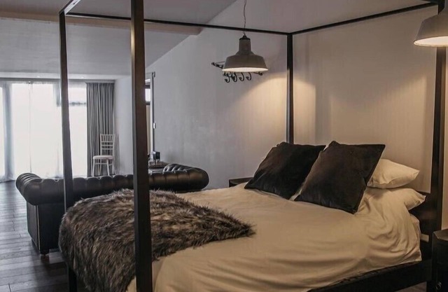 Suite with roll top bath