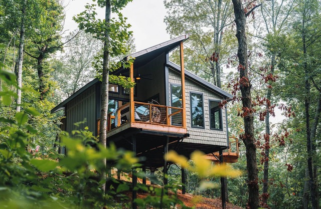 Summer Breeze at Willow Treehouse -Treetop Escapes