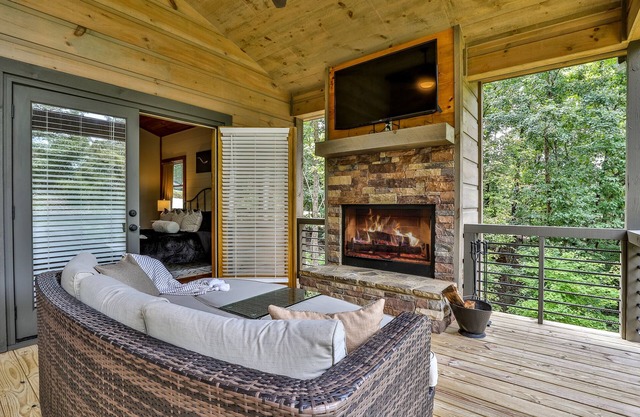 Summer cabin | Sleeps 8 + Hot Tub!