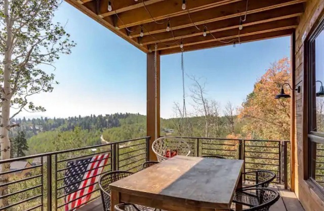 Summer getaway in the mountains. A cozy and charming cabin close to Park City!
