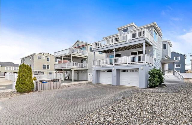 SUMMER PEAK WEEKS AVAILABLEnOceanside 4 Bdm Steps Off Beach, Sleeps 15