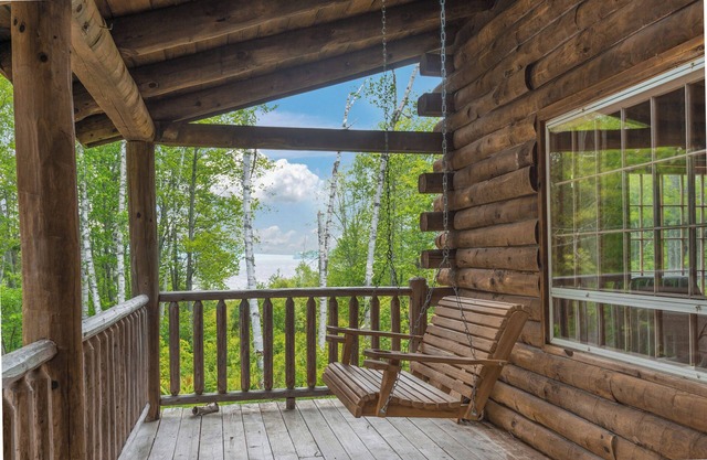 Summers - Large classic cottage with sandy beach on Mooselookmeguntic Lake