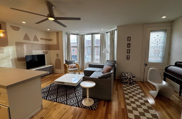 Sun-Filled 1 Bedroom Overlooking Water Street - No Cleaning Fee
