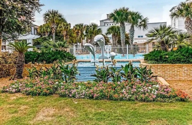SUN KISSED condo, Fantastic Location w/pool