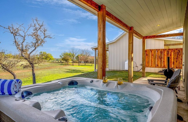 Sunflower Cottage, Hot Tub, Firepit, Sleeps 4!