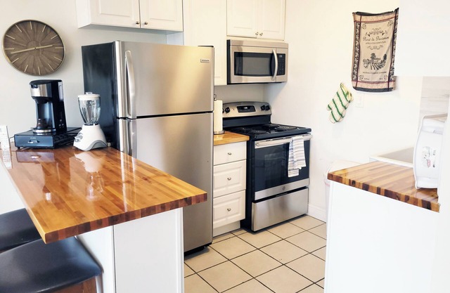 Sunny 1-bedroom in charming Bayside close to restaurants and Bayside train