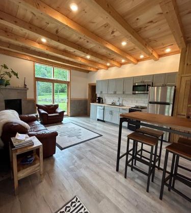 Sunny 2BR with Pond, Fireplace, Walk to Stowe