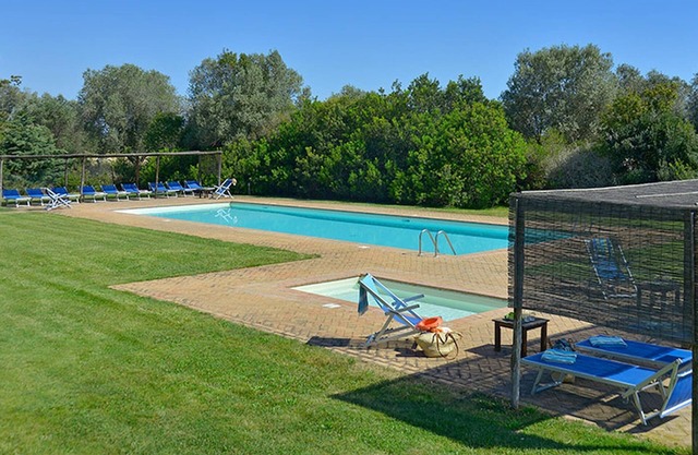 Sunny apartment with terrace, pool, bbq-child friendly and PRIVATE BEACH ACCESS